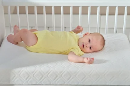 Vedere de sus copil pe saltea