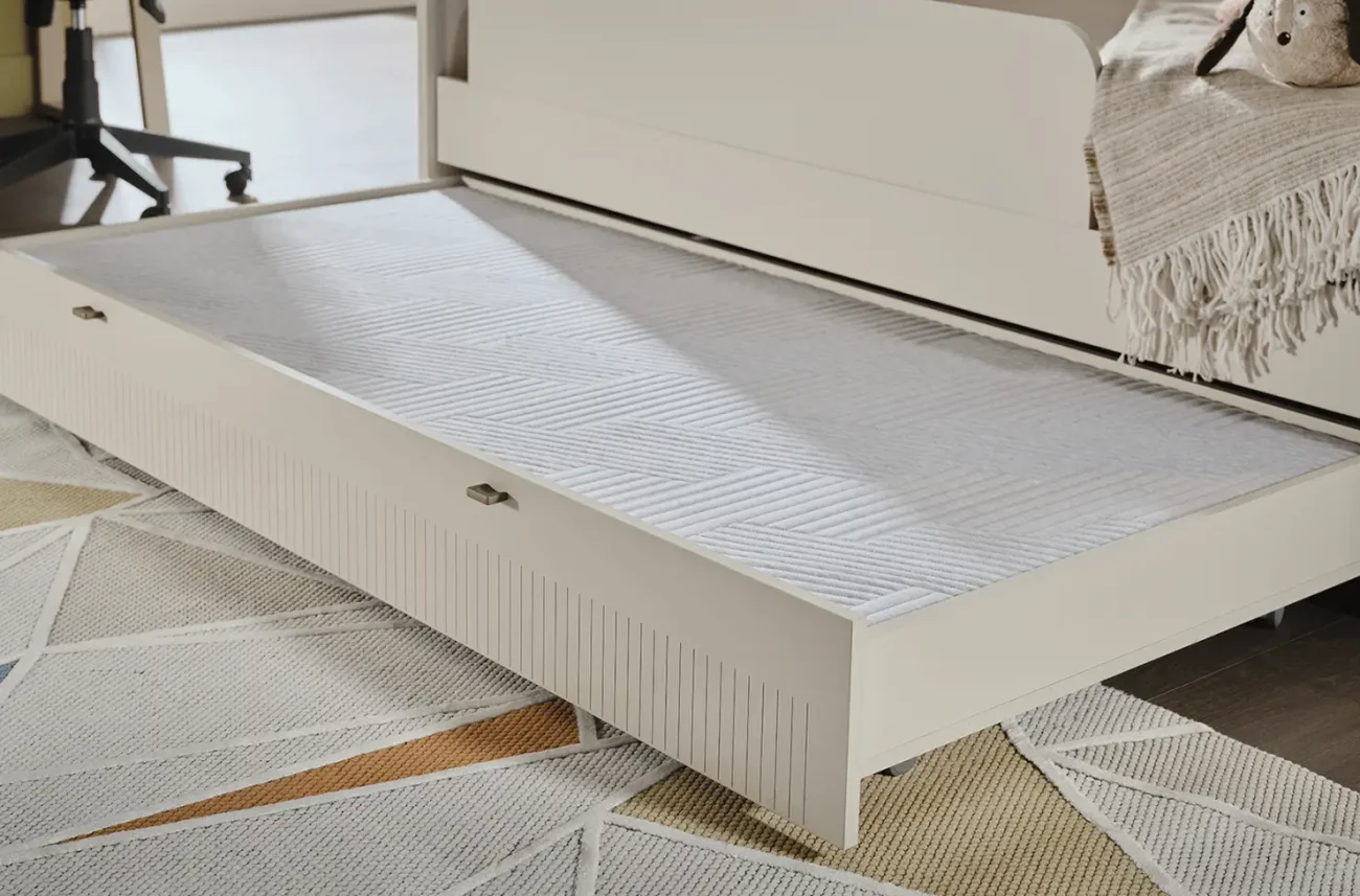 Детский матрас MILDA в выдвижном спальном месте белой кровати для подростков.