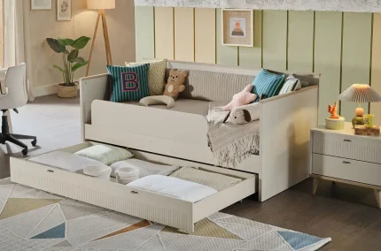 Кровать CANVAS MONTESSORI с выдвинутым вторым спальным местом и декоративными подушками.