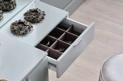 Sertar deschis al mesei de machiaj Loretto cu organizator practic pentru depozitarea bijuteriilor