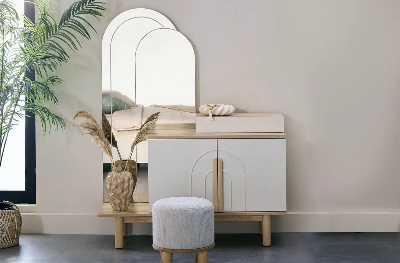 Interior de dormitor cu masă de toaletă Boheems, puf moale și plante decorative în vază