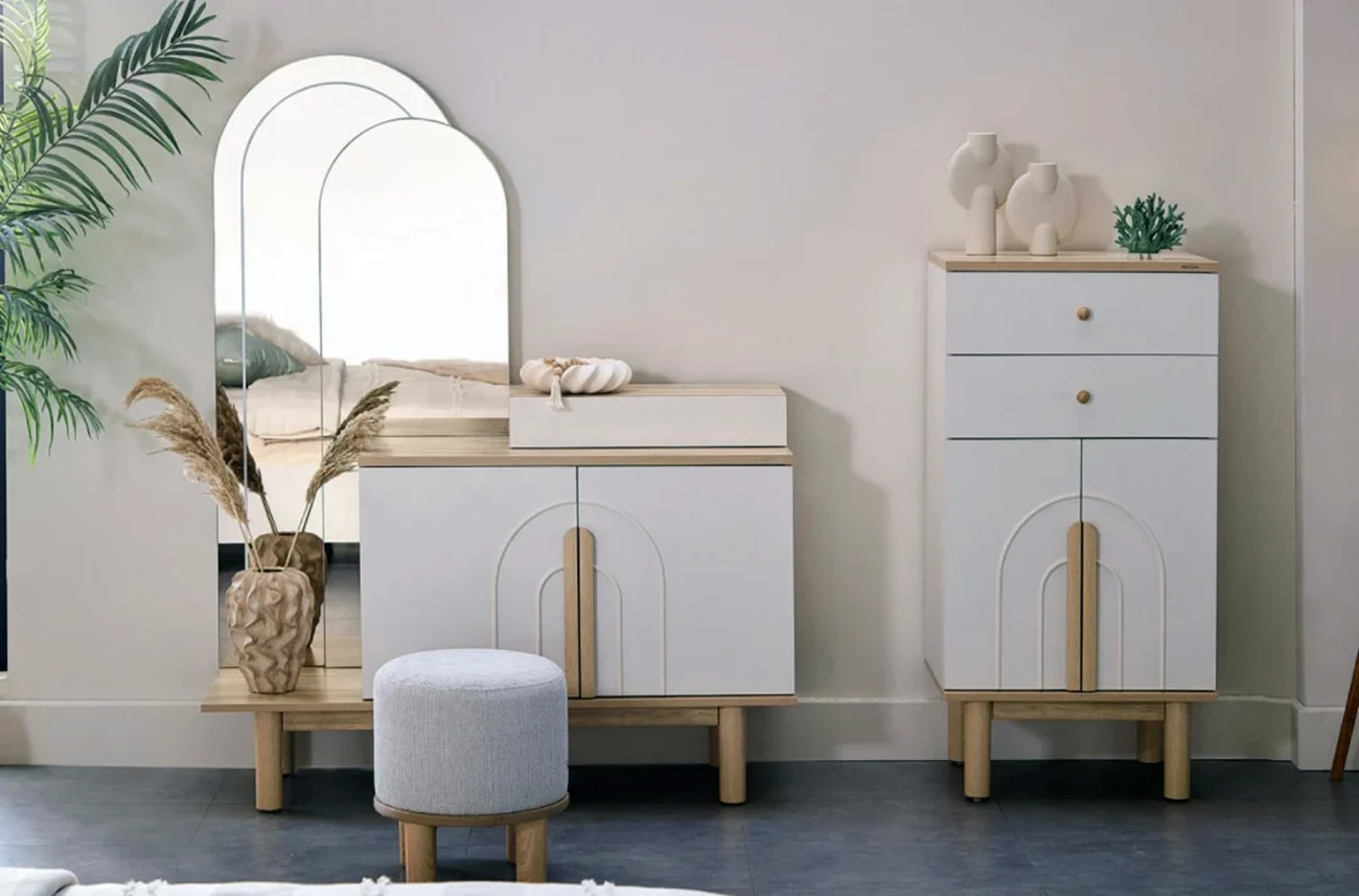 Set complet de mobilier din seria Boheems cu masă de machiaj și comodă înaltă în design unitar