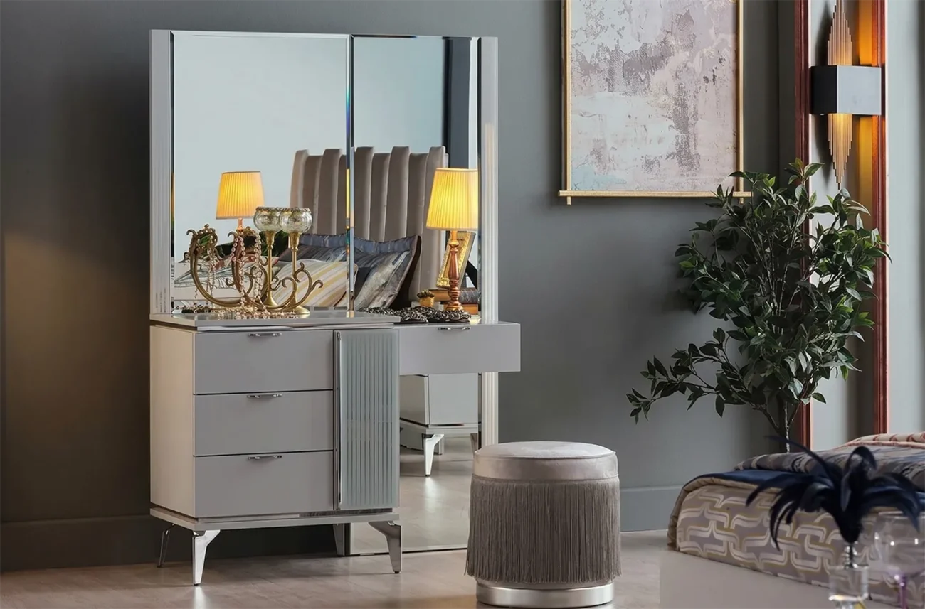 Masă de machiaj elegantă Loretto în interiorul modern al dormitorului cu oglindă și puf