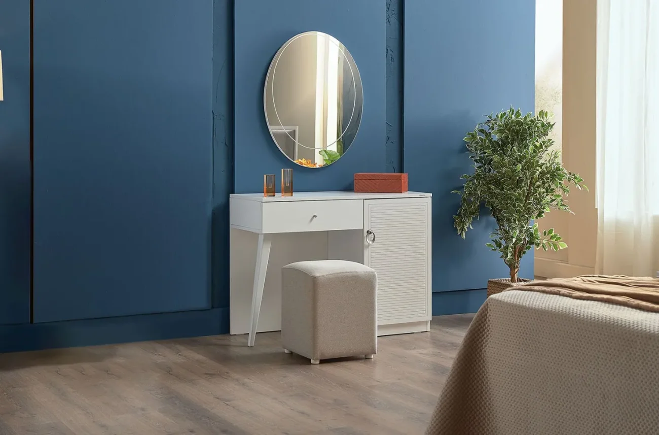 Masă de toaletă Majer albă completată cu un puf bej moale în stil modern