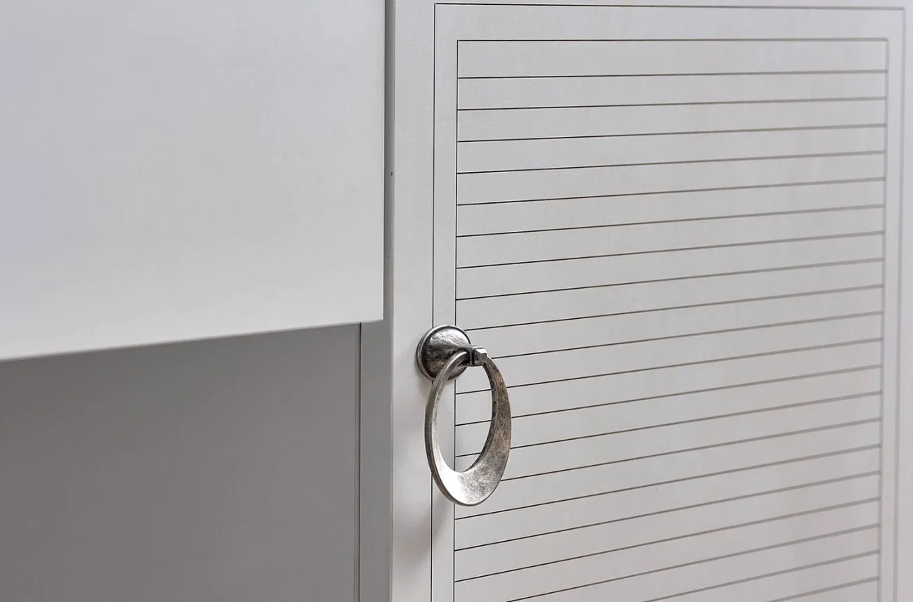 Vedere detaliată a fațadei mesei de toaletă Majer cu suprafață striată și mâner elegant