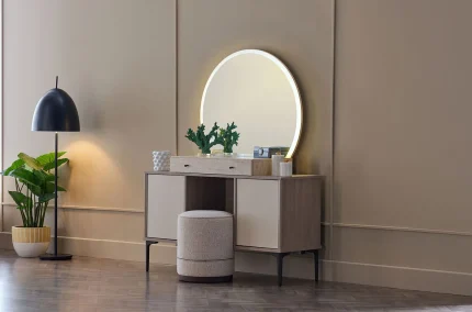 Masă de toaletă elegantă Mona în interiorul dormitorului cu oglindă rotundă și iluminare LED integrată