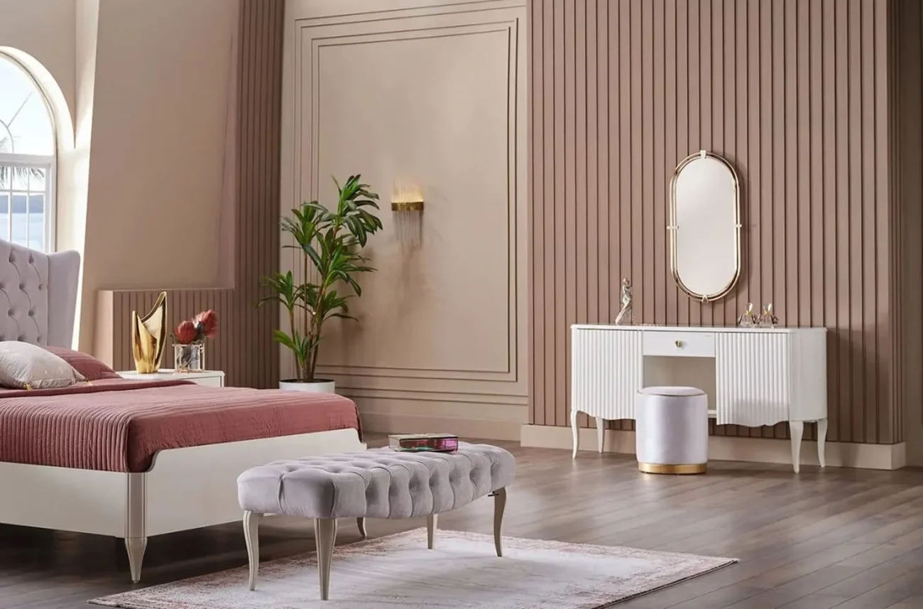 Interior luxos de dormitor cu masă de toaletă VICTOR, puf și oglindă ovală instalată pe perete