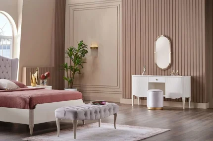 Interior luxos de dormitor cu masă de toaletă VICTOR, puf și oglindă ovală instalată pe perete