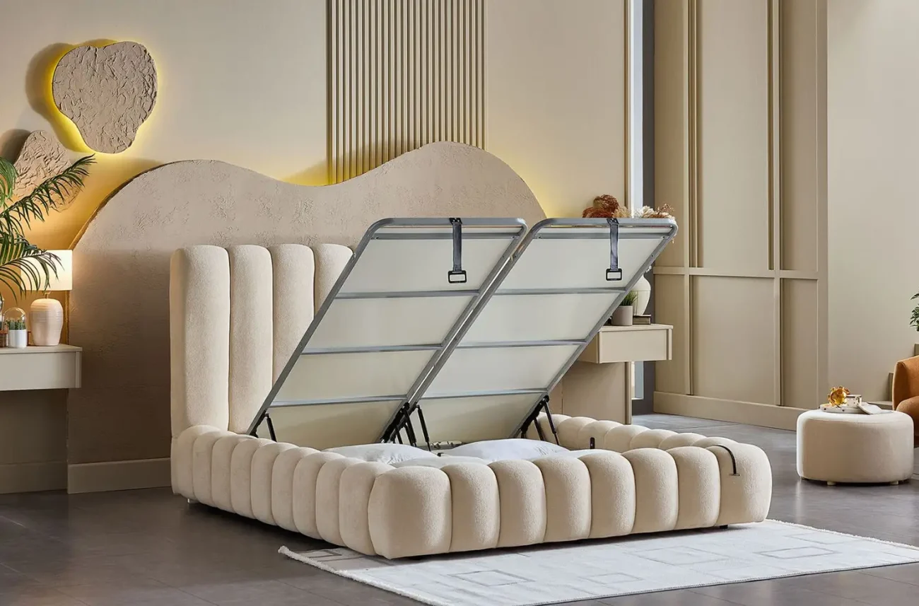 Pat Bio Natura cu ambele sectiuni ale somierei ridicate prezentand spatiul intern vast pentru depozitare.