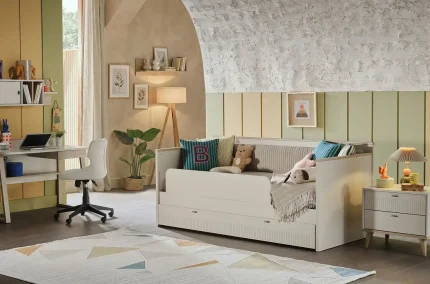 Patul pentru copii CANVAS MONTESSORI într-un decor de cameră modern și primitor.