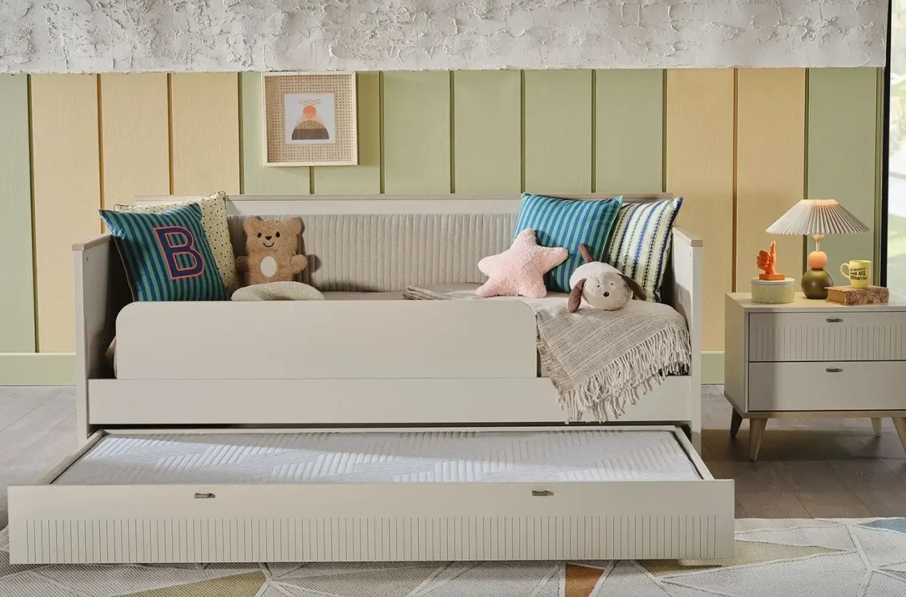 Canapea-pat CANVAS MONTESSORI cu bloc inferior extins, stil minimalist și modern.