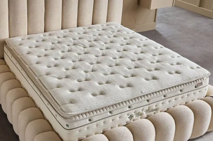 Textura suprafeței saltelei Bio Natura cu matlasare voluminoasă și proprietăți respirabile ale țesăturii