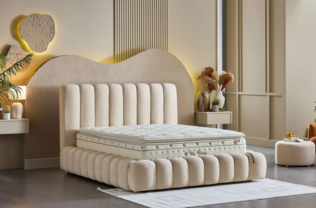 Saltea ortopedică Bio Natura pe un pat tapițat modern într-un interior de dormitor luminos și elegant