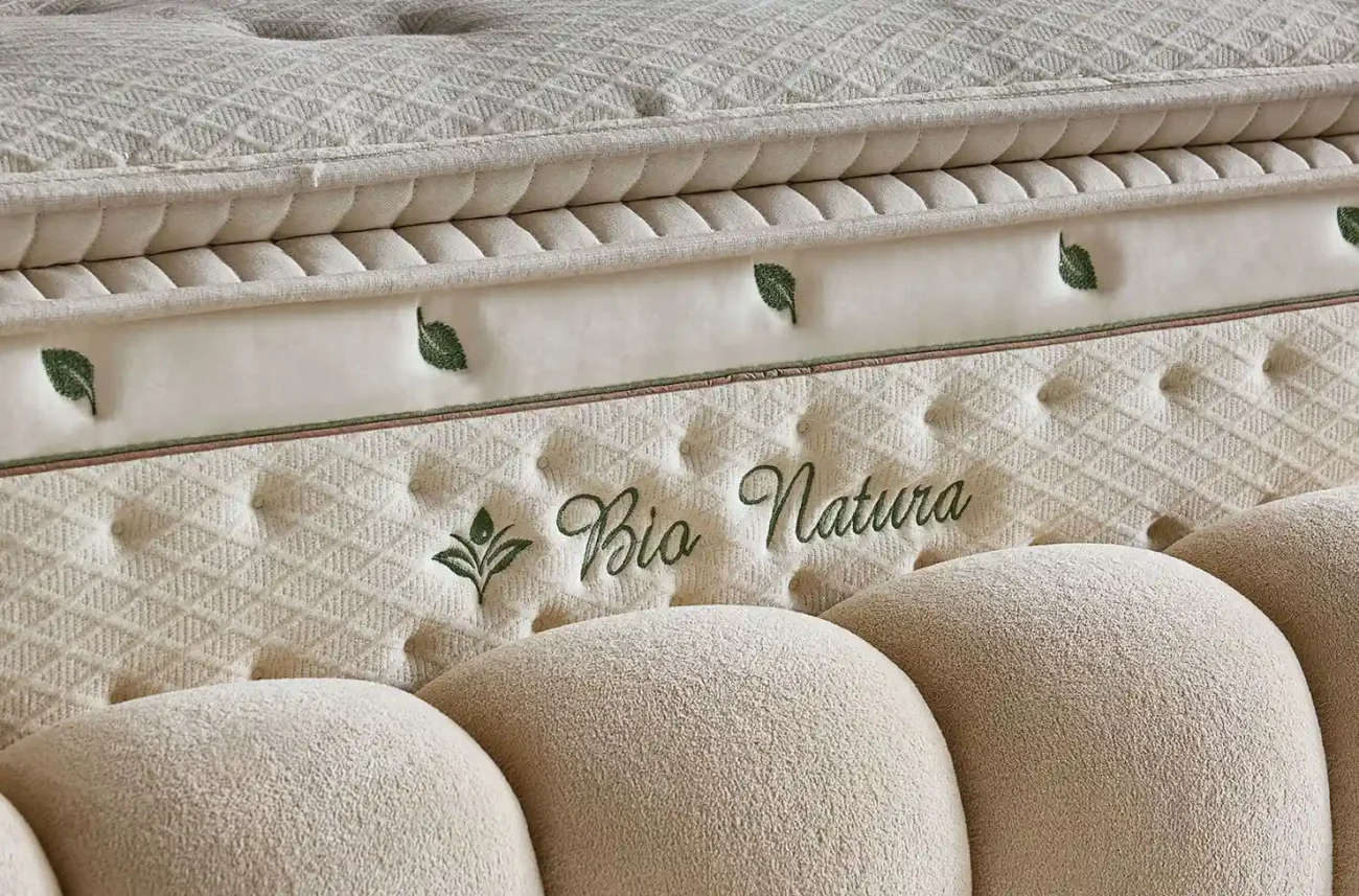 Detaliu cu logo-ul brodat Bio Natura pe partea laterală a husei saltelei de lux pentru dormit
