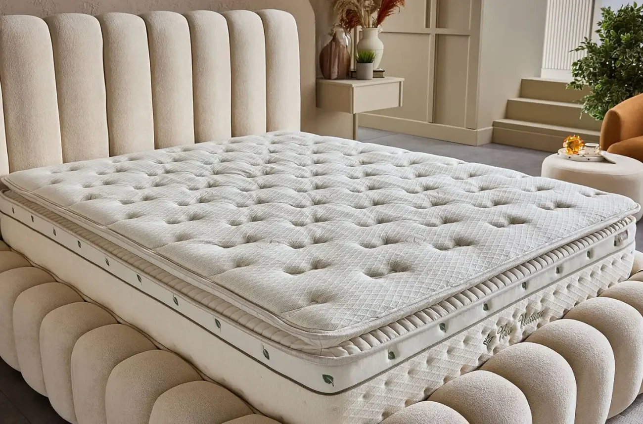 Vedere din unghi a saltelei premium Bio Natura, evidențiind forma sa și straturile voluminoase