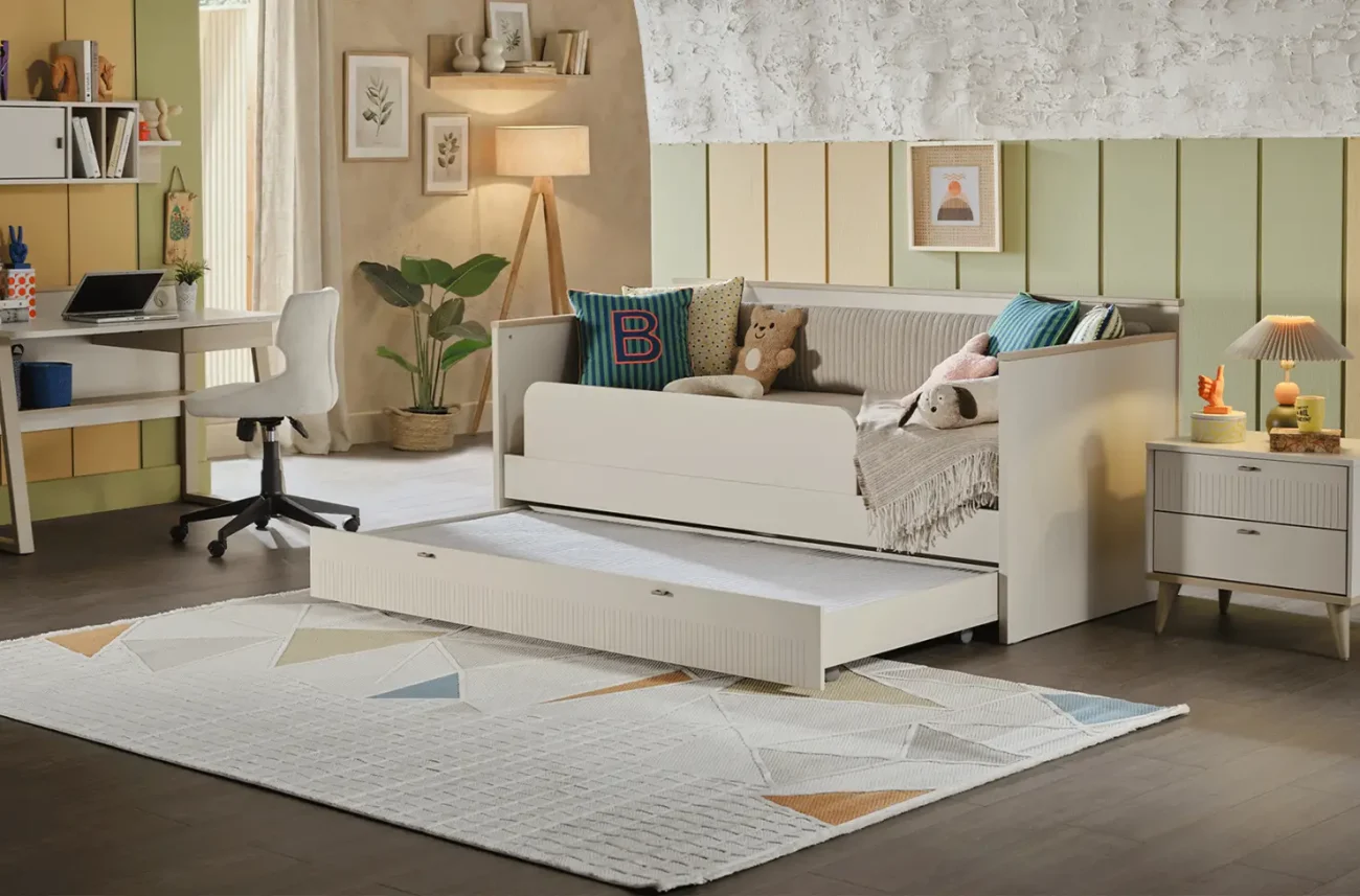 Saltea MILDA în decorul unei camere de copii moderne cu birou și accesorii.