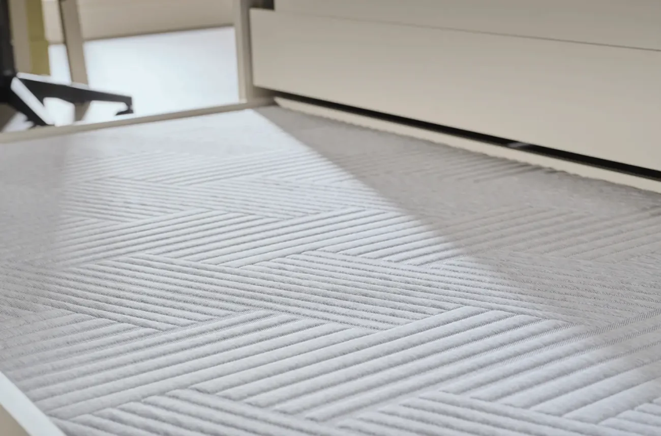 Detaliu textura husei tricotate a saltelei pentru copii MILDA cu model geometric.