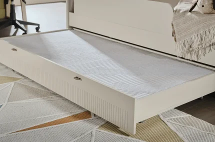 Saltea pentru copii MILDA în sertarul extensibil al unui pat alb modern.