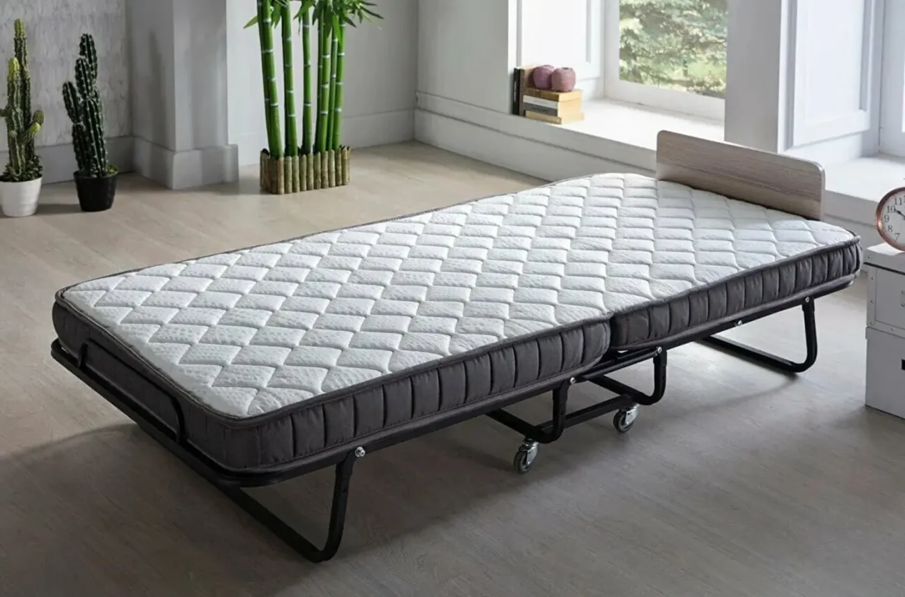 Pat pliant Easy pliabil cu saltea moale în stare complet desfășurată în interiorul casei