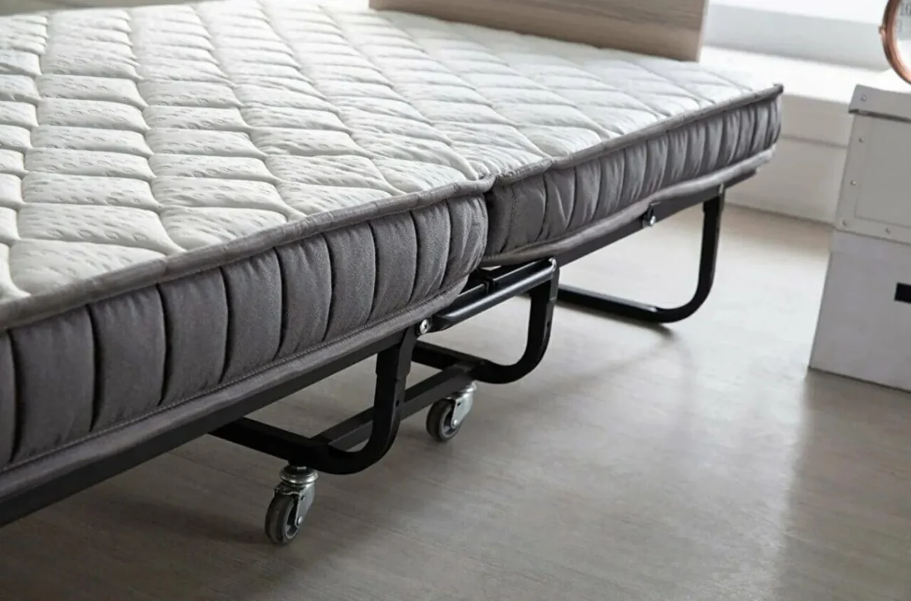 Cadru metalic rezistent al patului pliabil Easy pliabil cu rotile manevrabile pentru transportare