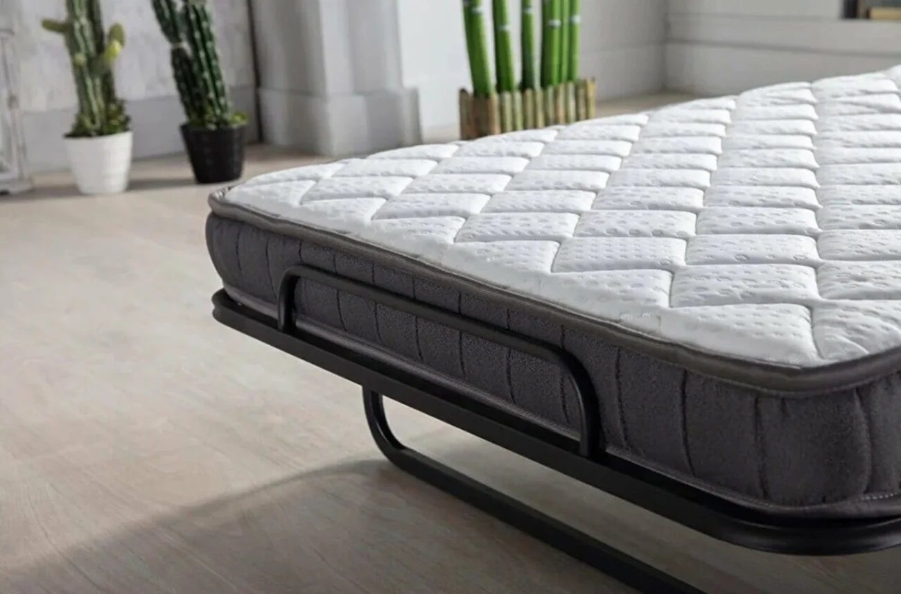 Vedere la colțul saltelei și opritorul patului pliant Easy pliabil pentru fixarea sigură a patului