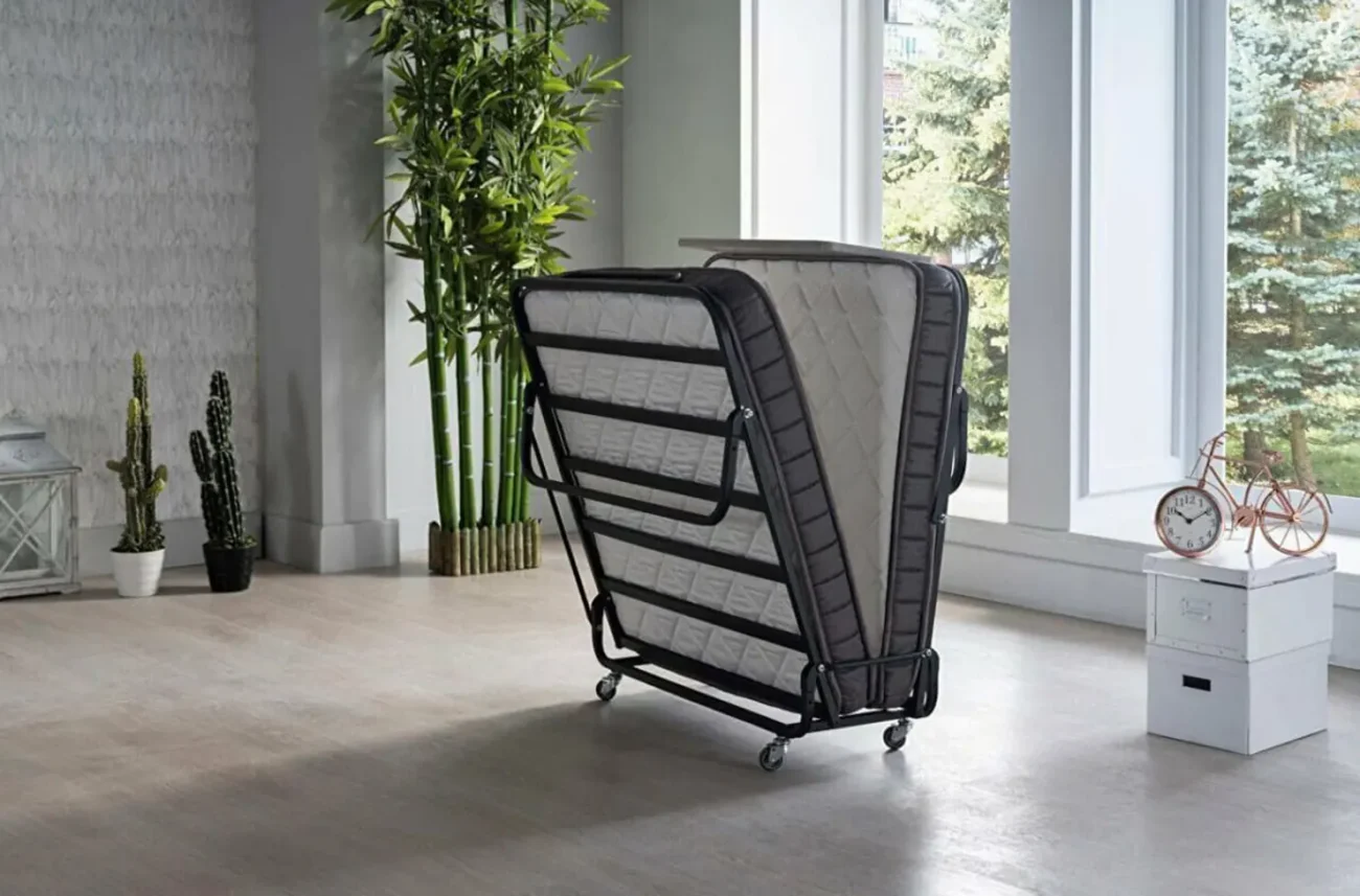 Pat pliabil Easy pliabil în stare verticală asamblată cu salteaua în interiorul structurii