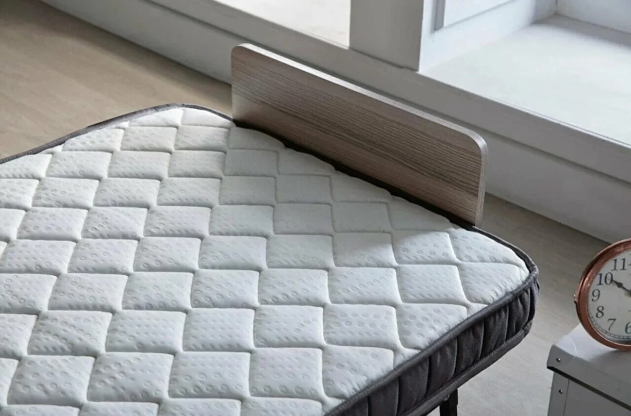 Vedere detaliată a saltelei cu cusături în romb pe patul pliant Easy pliabil în interior