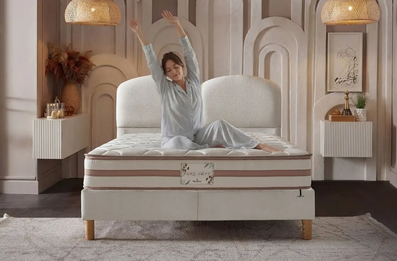 Femeie relaxându-se pe salteaua ortopedică Pure Soft