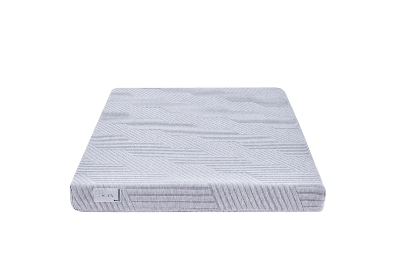 Vedere de ansamblu a saltelei MILDA pe fundal alb, imprimeu geometric gri.