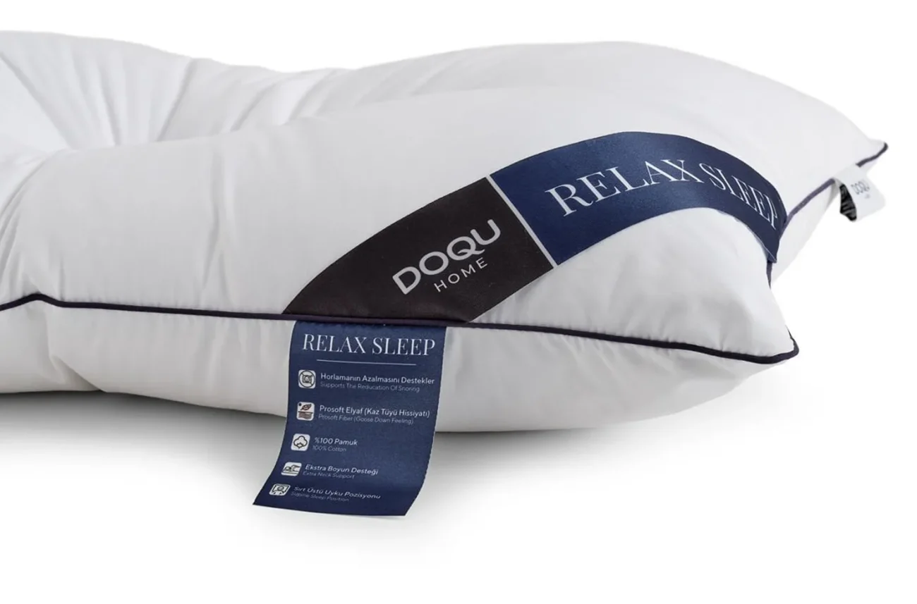 Угол анатомической подушки Relax Sleep с синей брендированной лентой Doqu Home и темным кантом