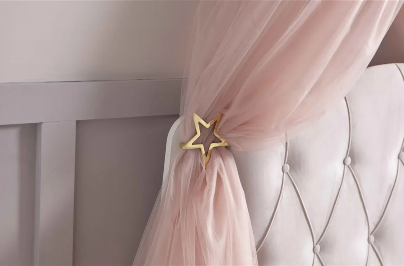 Baldachin roz din tulle pentru pat copii Sandy cu accesoriu auriu sub forma de stea
