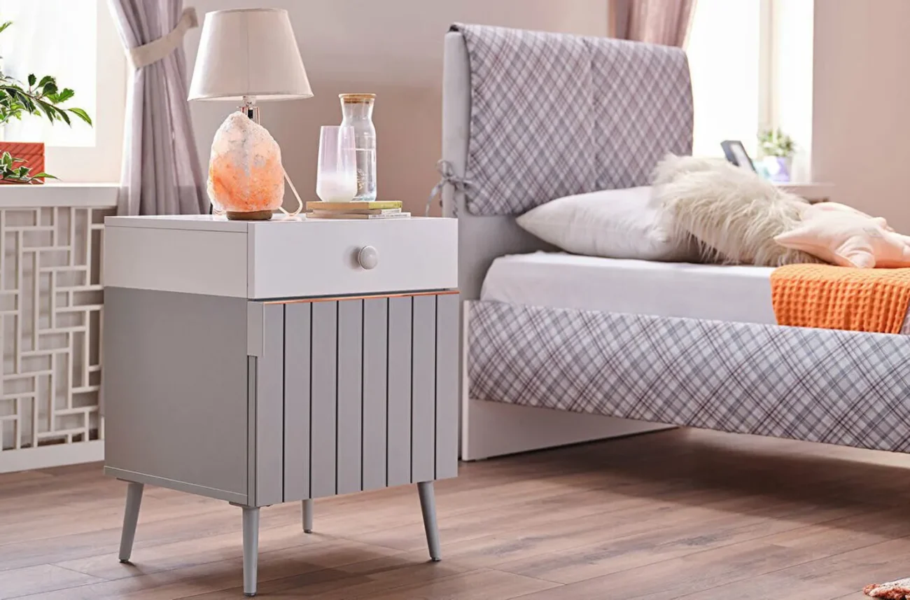Noptiera Selina in nuante de gri si alb cu sertar si design elegant pentru camera copiilor