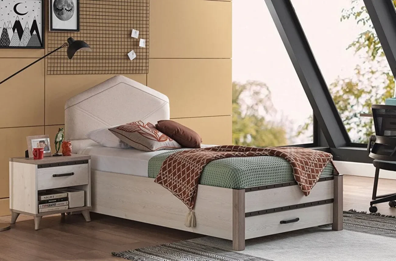 Pat pentru copii Montes cu tablie originala in forma de casuta intr-un decor contemporan