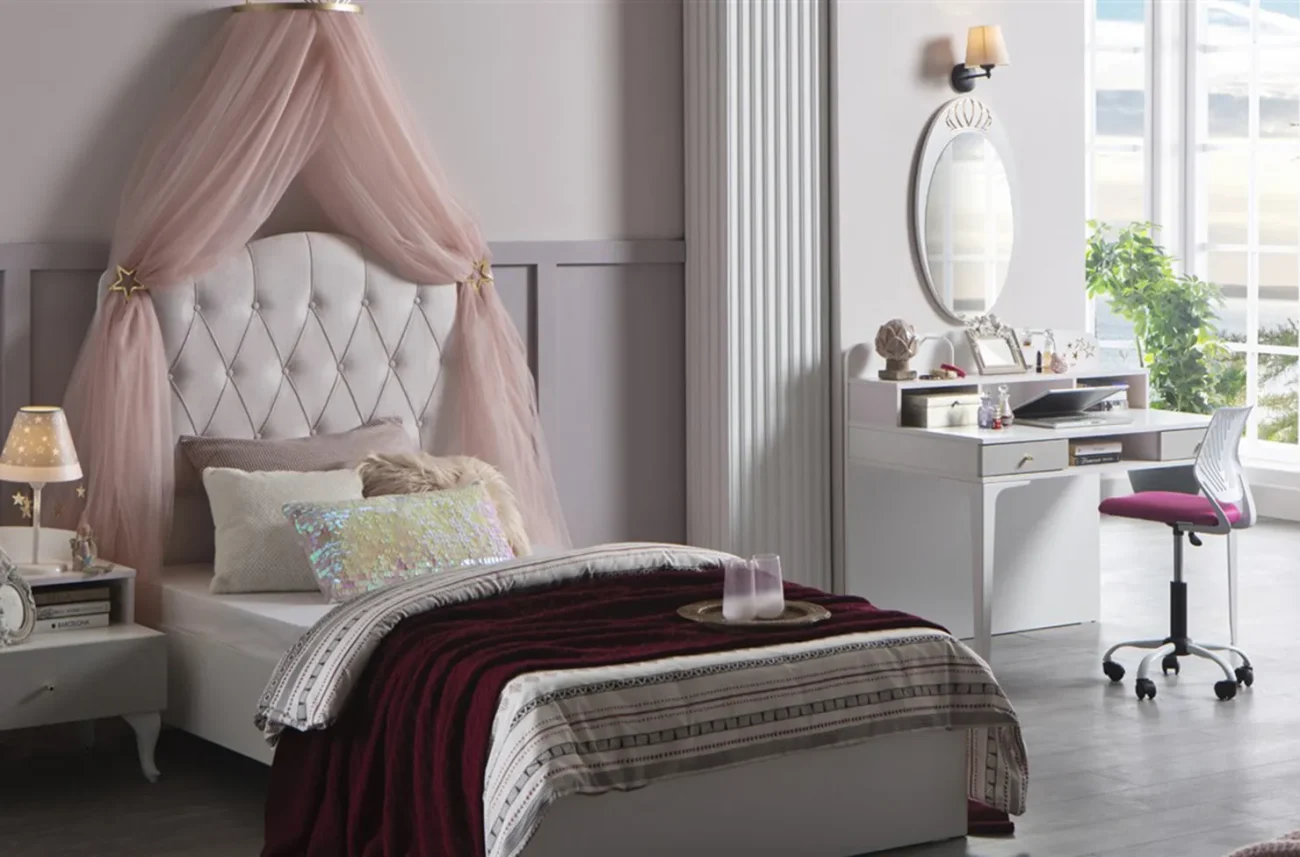 Model pat copii Sandy impreuna cu masa de toaleta alba si oglinda in interior modern