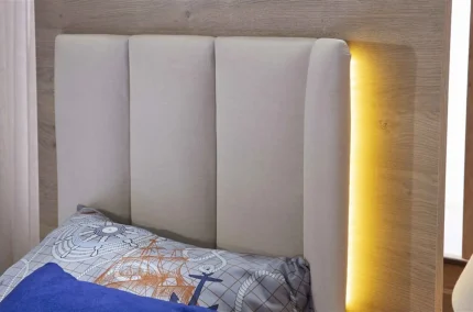 Detaliu tablie pat Intro cu tapiterie verticala si lumina ambientala LED pe marginea structurii