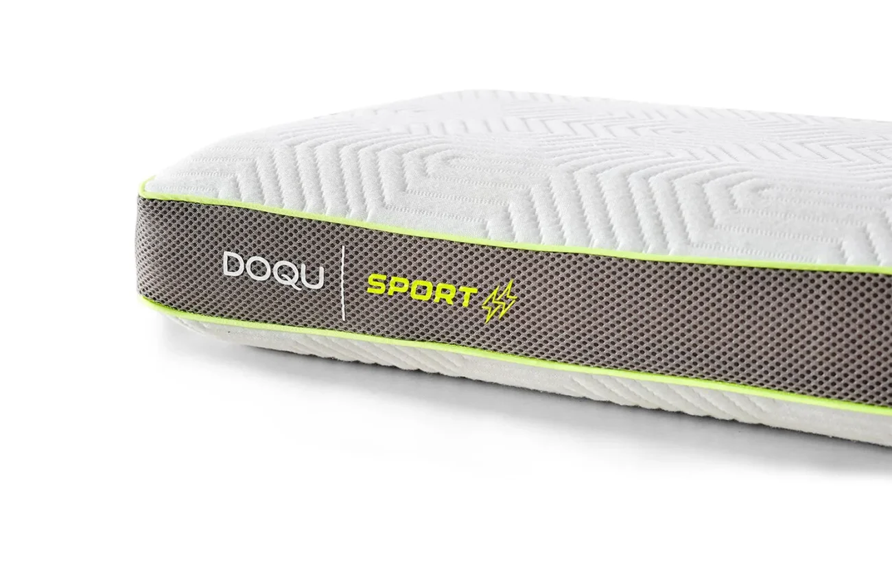 Margine laterala pentru perna anatomica Sport cu logo-ul oficial al brandului Doqu Home