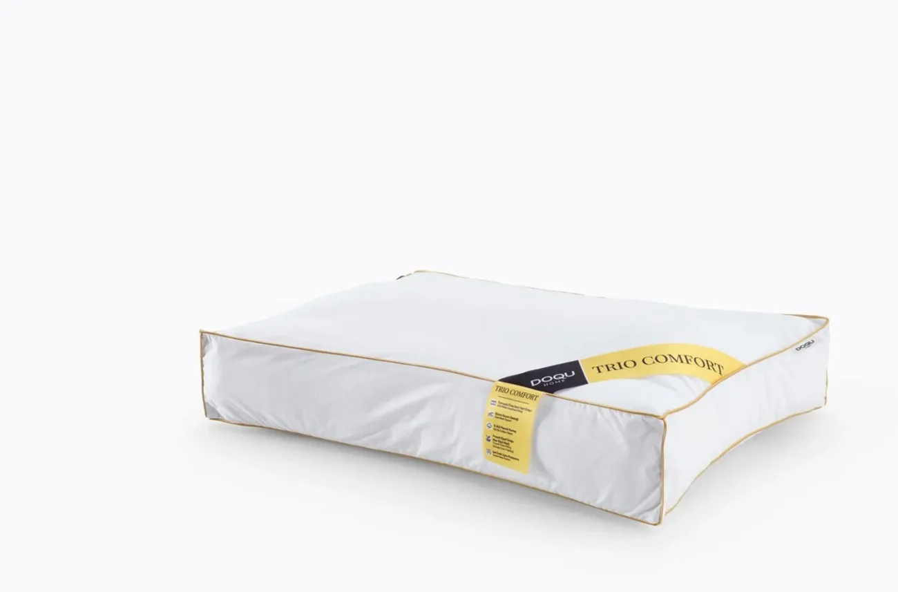 Perna anatomica alba Trio Comfort in unghi de trei sferturi pe fundal deschis
