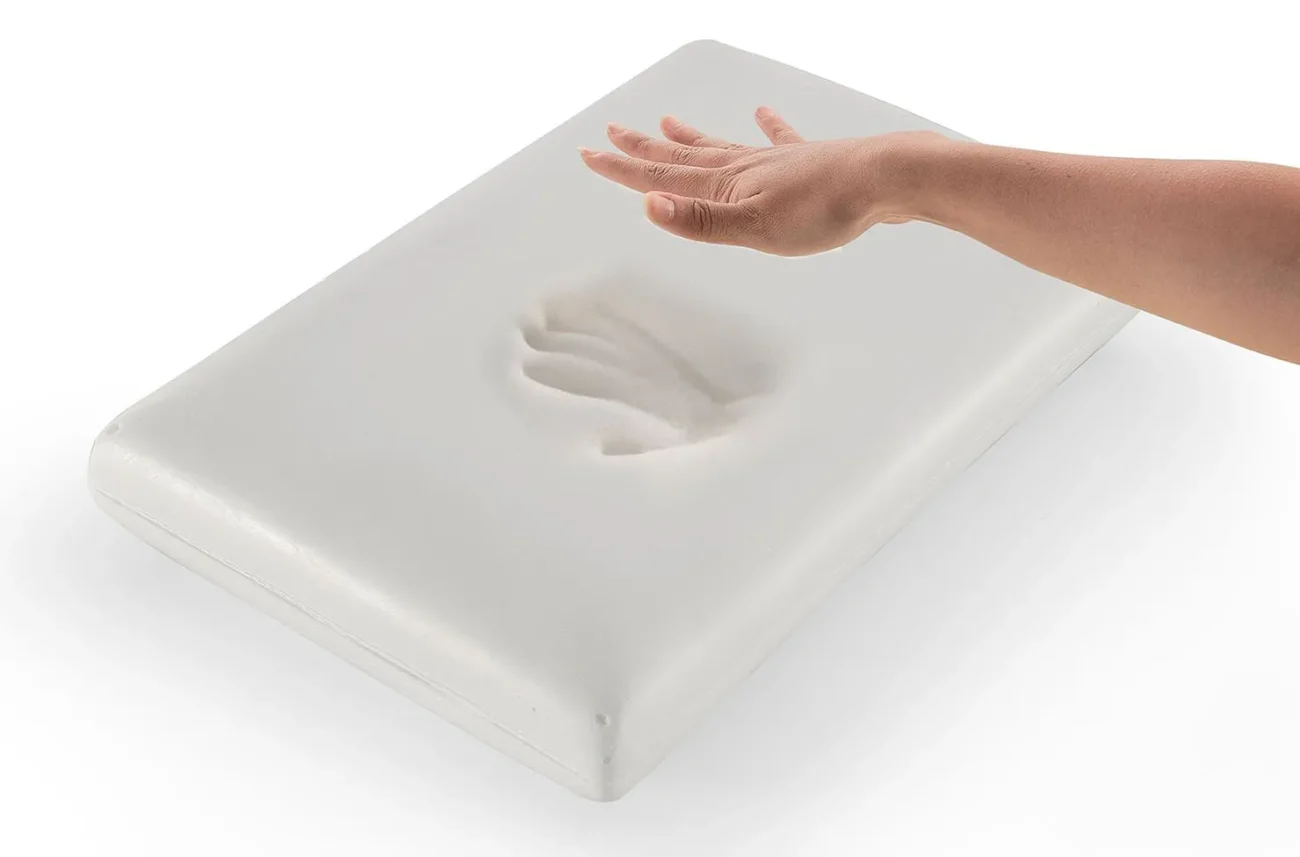 Perna ortopedica Flexo Visco cu amprenta mainii demonstrand functia Memory Foam