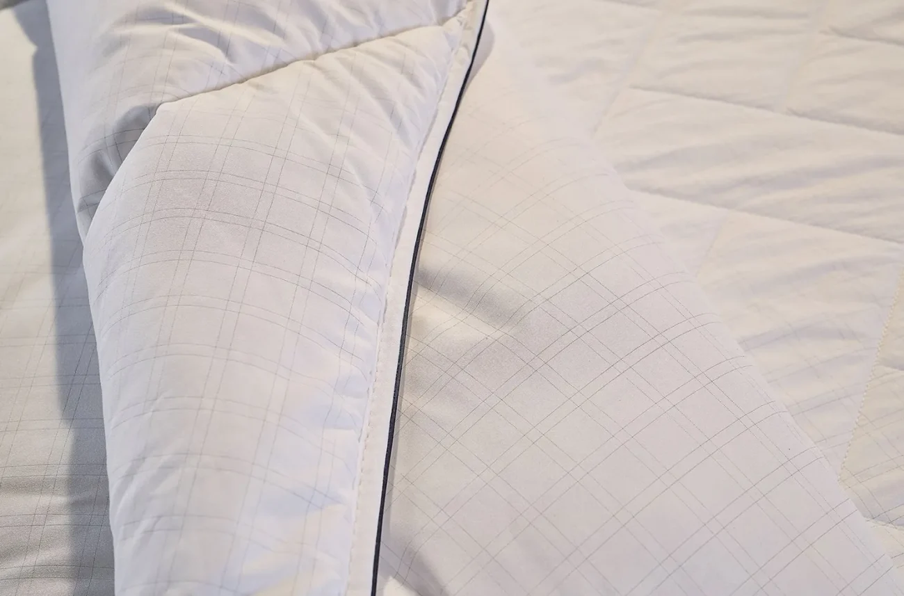 Detaliu de plapuma stepata Stress Free pliata cu paspoal decorativ inchis la culoare pe margine