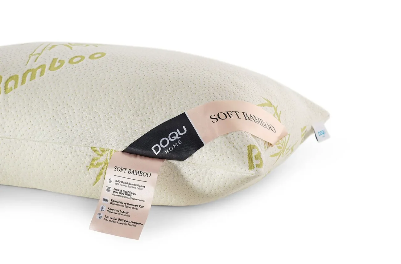 Крупный план угла подушки Soft Bamboo с фирменной биркой и текстурой трикотажного чехла