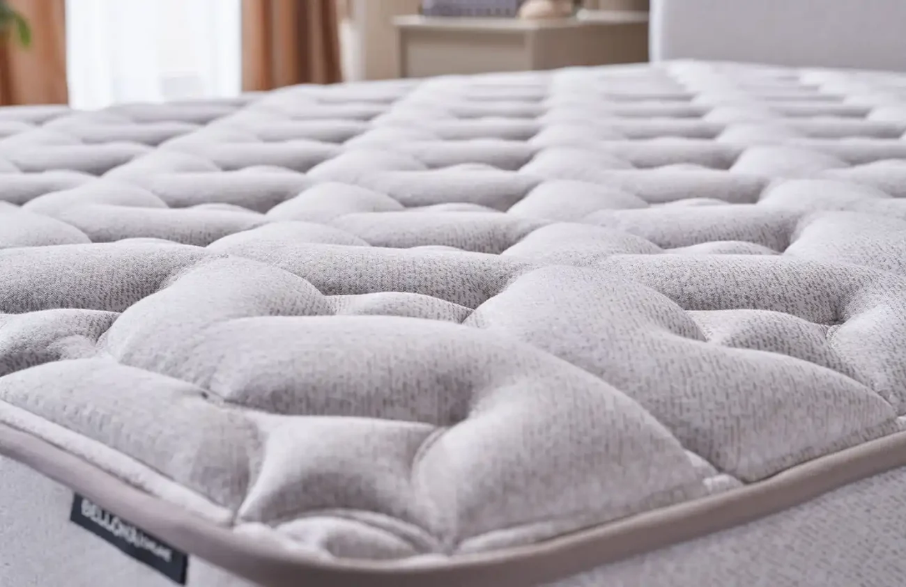 Suprafața matlasată moale a saltelei Aura Soft cu model în relief pentru senzații tactile plăcute la atingere