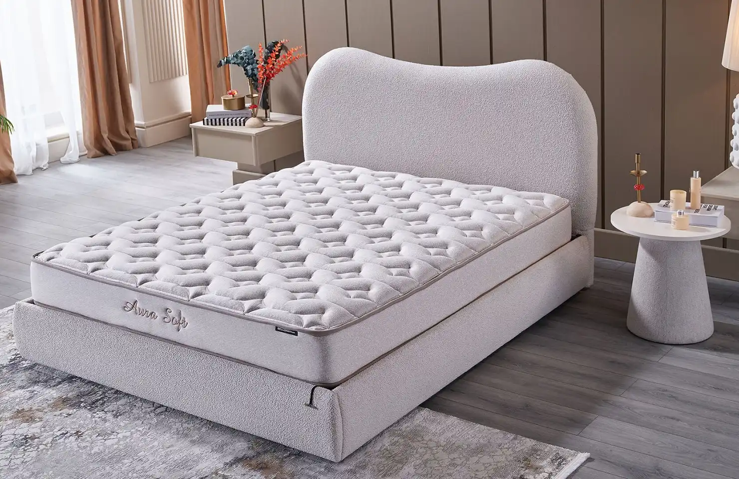 Saltea-Aura-Soft Saltea ortopedică Aura Soft pe un pat modern în interiorul dormitorului pentru un somn odihnitor și relaxare totală