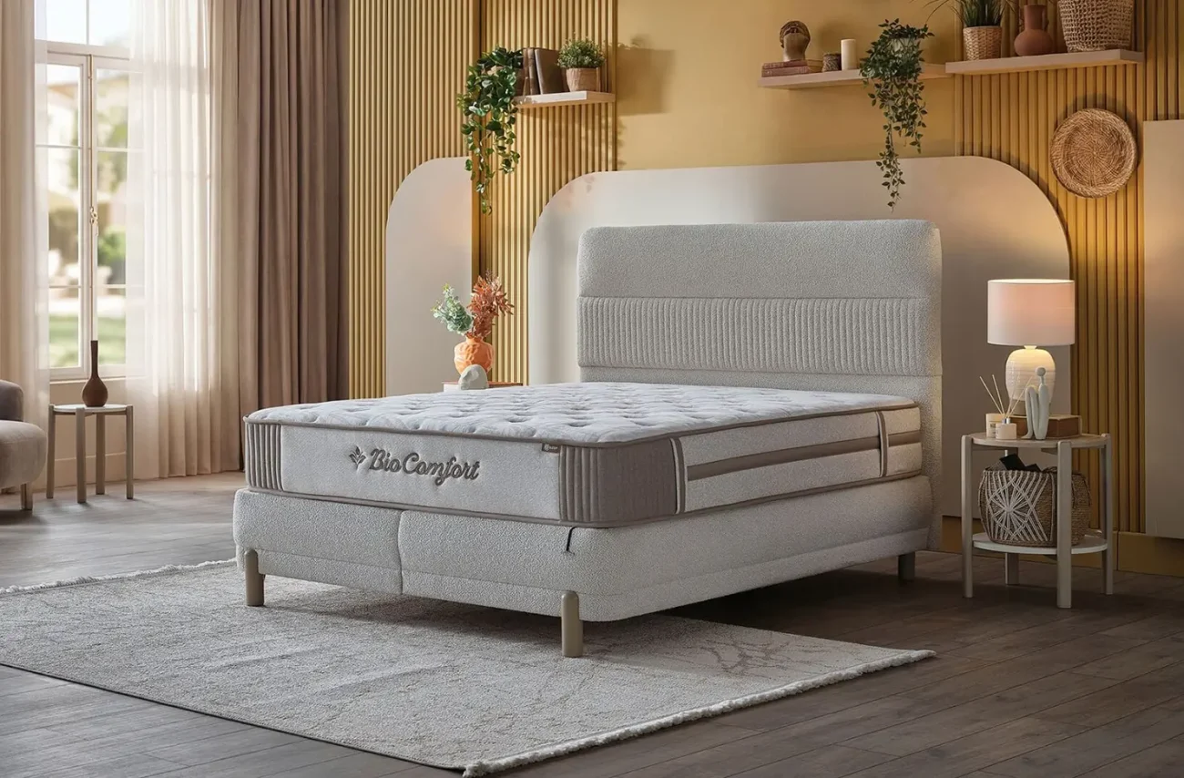 Salteaua ortopedică Bio Comfort într-un interior de dormitor modern și luminos pe o bază elegantă