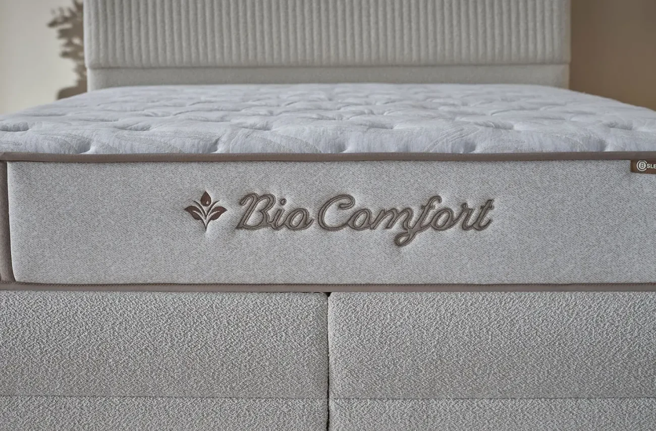 Plan apropiat al logoului Bio Comfort pe partea laterală a saltelei cu detaliile texturii țesăturii