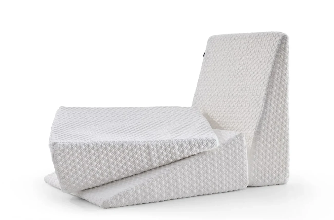 Varianta de utilizare combinată a două perne înclinate Anti-Reflux pentru confort maxim în pat