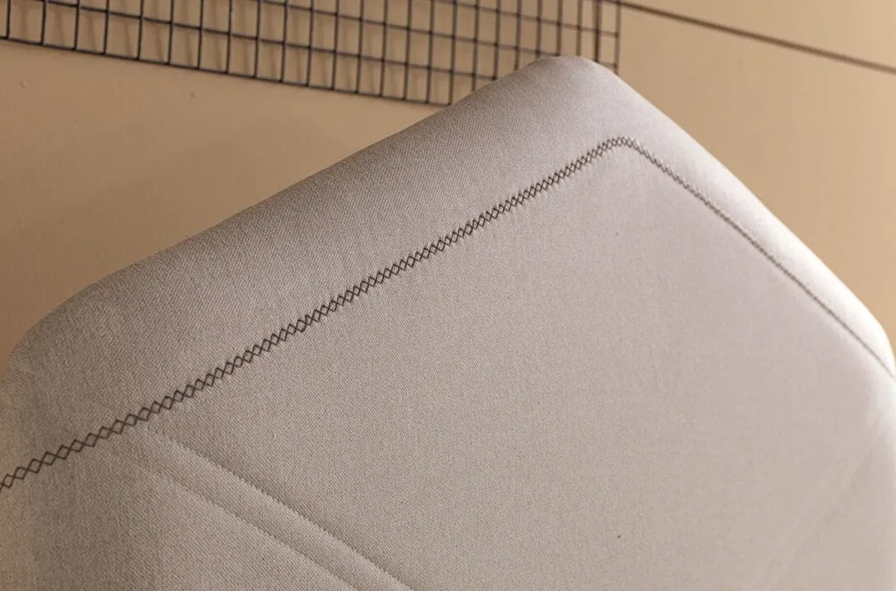 Detaliu textura material tapiterie tablie pat copii Montes de calitate superioara rezistenta