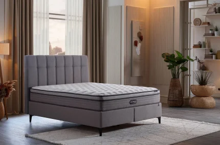 Pat matrimonial Zen Prime gri cu căpătâi înalt și saltea ortopedică în decorul modern al dormitorului