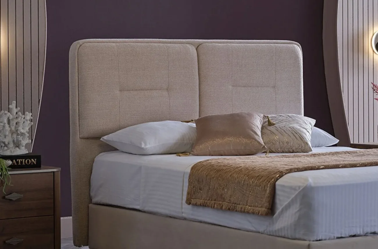 Detaliu al tabliei tapitate pentru patul dublu Mirante cu stofa bej si cusaturi